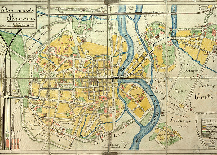 Carte d’une ville dessinée et colorée manuellement avec inscriptions en polonais où on voit une importante rivière, ainsi que le centre d’une ville et ses districts périphériques.