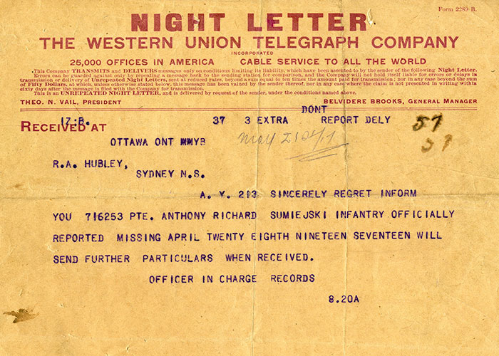 Transmission de nuit d’un télégramme officiel avec un entête de la Western Union Telegraph Company en encre rouge, du texte en encre bleue et plusieurs notes manuscrites.