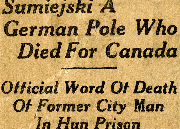 Coupure de journal sépia comportant un titre et un sous-titre, ainsi qu’une longue colonne de texte à la verticale.